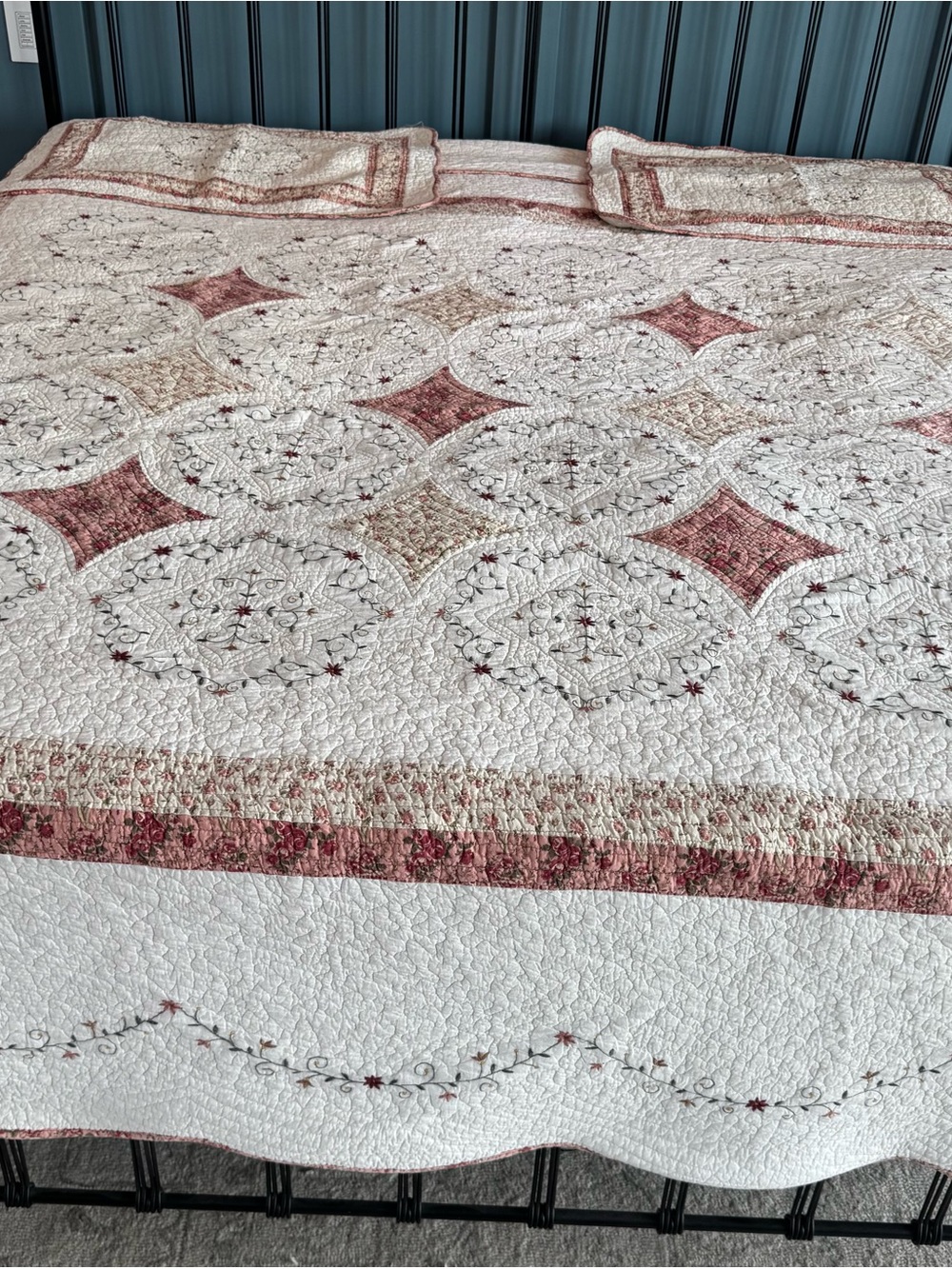 JC Penney 100% Cotton White/Dusty Rose Cal King+ Quilt Two Shams Floral Cottage